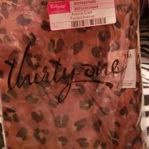 Thirty one Avenue scarf